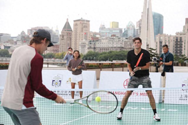 也展示了他 也展示了他